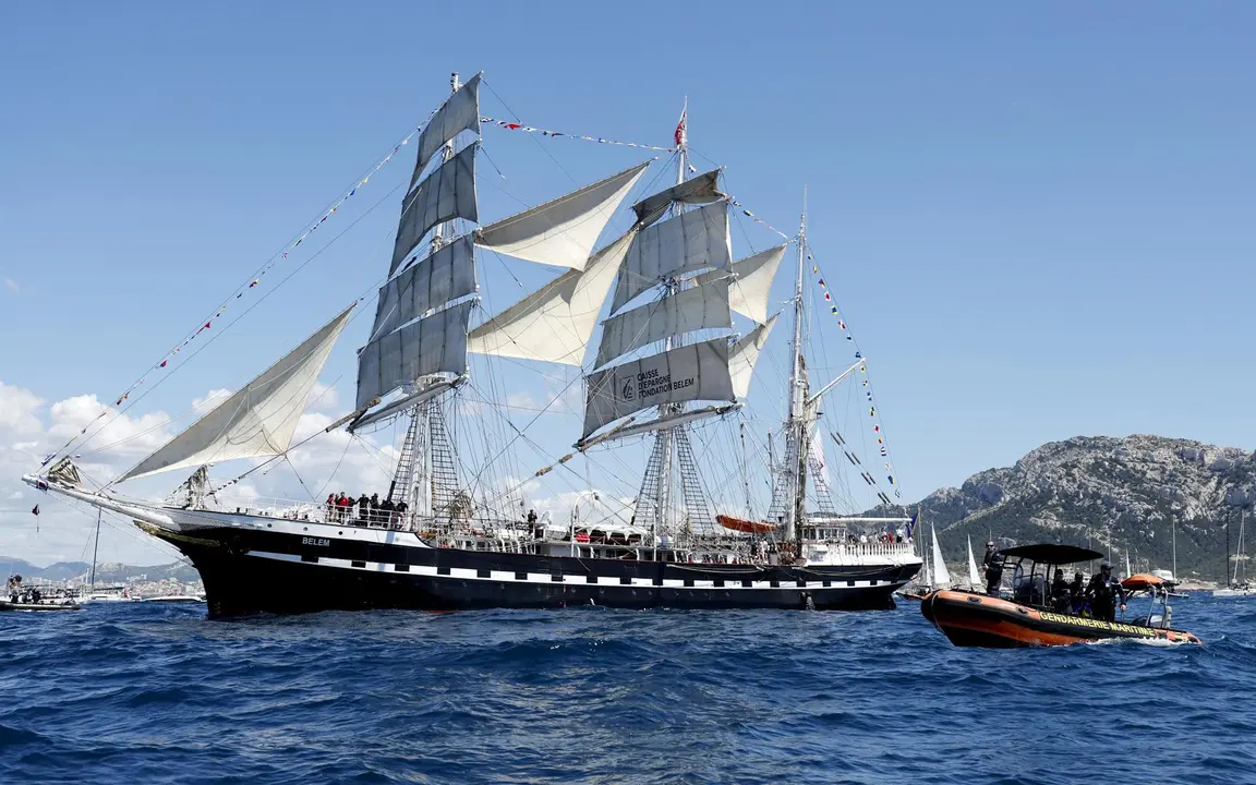 La llama ol&iacute;mpica de los Juegos de Par&iacute;s lleg&oacute; este mi&eacute;rcoles a bordeo del velero Belem a territorio franc&eacute;s, al puerto de Marsella. EFE/EPA/SEBASTIEN NOGIER