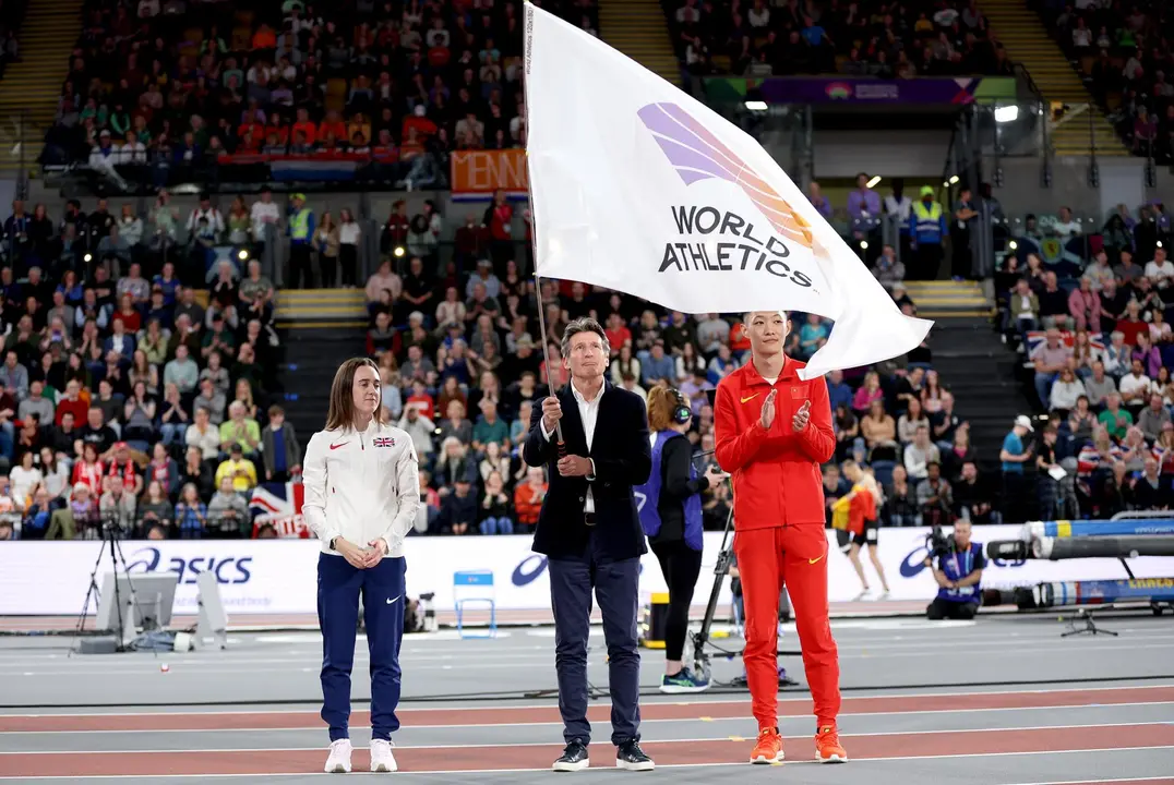 El presidente de World Athletics, Sebastian Coe, ondea la bandera de la federaci&oacute;n en los campeonatos de atletismo de Glasgow el pasado 3 de marzo. EFE/EPA/ADAM VAUGHAN