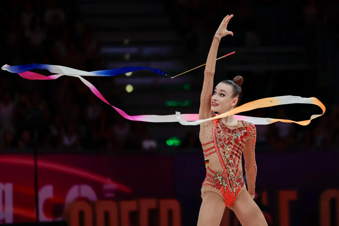 La gimnasta alemana Darja Varfolomeev durante el ejercicio de cinta, en el que consigui&oacute; el oro, de los Campeonatos del Mundo de Gimnasia de Valencia.EFE/ Ana Escobar/Archivo