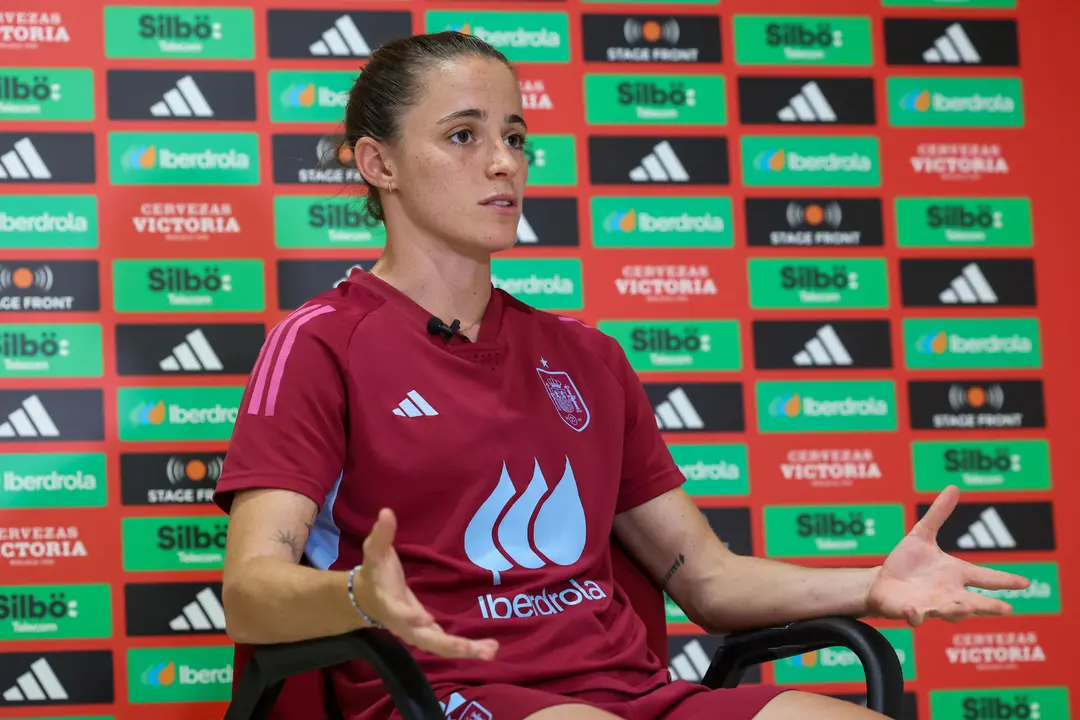 Ona Batlle, jugadora internacional del Barcelona, no considera a la selecci&oacute;n espa&ntilde;ola favorita en los Juegos de Par&iacute;s aunque advirti&oacute;, en una entrevista con la Agencia Efe, de que el equipo viaja a la cita ol&iacute;mpica "con mucha ilusi&oacute;n" y con el reto de "llegar a lo m&aacute;s alto" e intentar llevarse un oro que culmine la gran trayectoria de la vigente campeona del mundo. EFE/ Kiko Huesca
