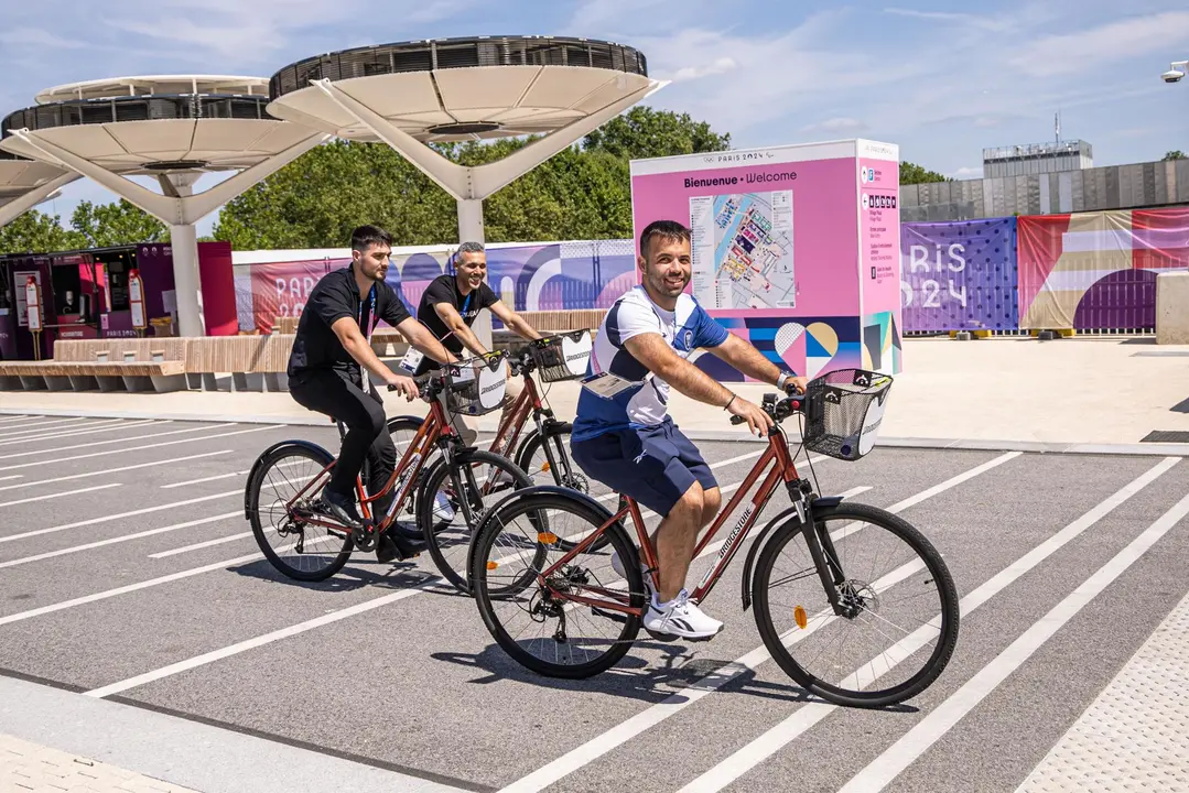 La Villa Ol&iacute;mpica de los Juegos de Par&iacute;s 2024 ha abierto oficialmente sus puertas este jueves para recibir a los primeros atletas que participar&aacute;n en el evento deportivo, que comenzar&aacute; en ocho d&iacute;as, y entre las primeras delegaciones en llegar est&aacute;n Colombia, Tailandia, Australia y M&eacute;xico. EFE/EPA/CHRISTOPHE PETIT TESSON