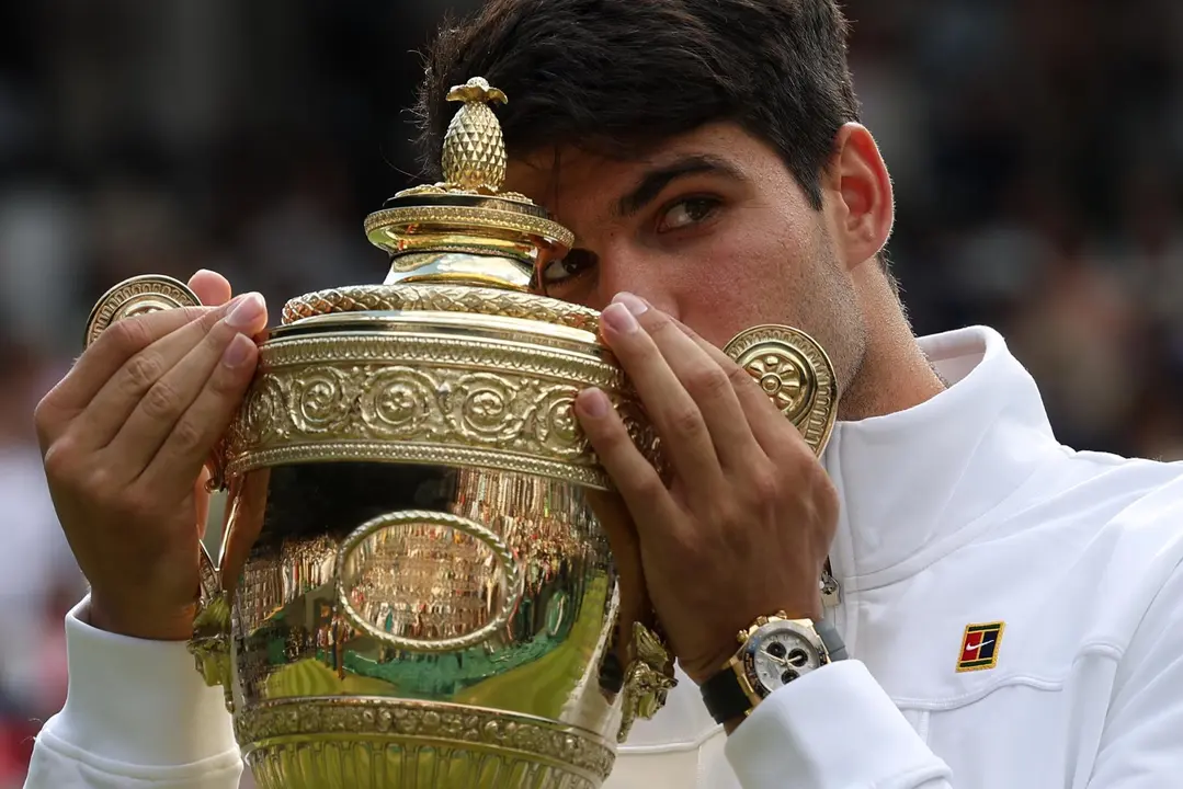 El espa&ntilde;ol Carlos Alcaraz besa el trofeo tras vencer a Novak Djokovic en la final del torneo de Wimbledon. EFE/ADAM VAUGHAN