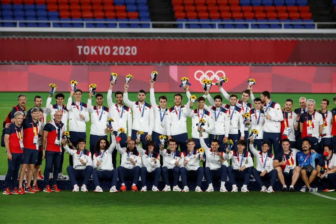 Fotograf&iacute;a de archivo de los futbolistas de Espa&ntilde;a con la medalla de plata lograda durante los Juegos Ol&iacute;mpicos 2020. EFE/Alberto Est&eacute;vez