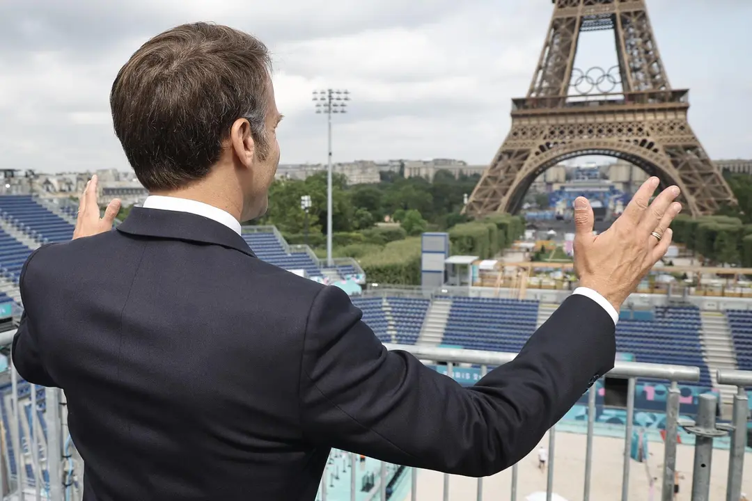 El presidente franc&eacute;s Emmanuel Macron visita las instalaciones donde se disputar&aacute;n el voley playa. EFE/EPA/CHRISTOPHE PETIT TESSON / POOL