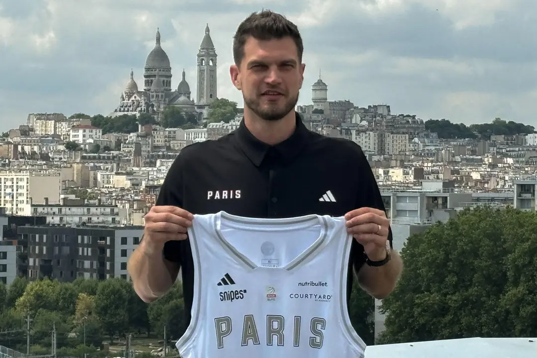 El exjugador de baloncesto brasile&ntilde;o Tiago Splitter durante su presentaci&oacute;n como nuevo entrenador del Par&iacute;s Basketball, club que debutar&aacute; el pr&oacute;ximo curso en la Euroliga, este mi&eacute;rcoles en Par&iacute;s, Francia. EFE/Antonio Torres del Cerro