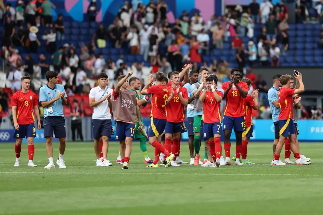 Los jugadores espa&ntilde;oles celebran la victoria al t&eacute;rmino del partido de la fase de grupos de los Juegos Ol&iacute;mpicos que Espa&ntilde;a y Uzbekist&aacute;n disputaron en el Parque de los Pr&iacute;ncipes de Par&iacute;s.  EFE/ Miguel Guti&eacute;rrez