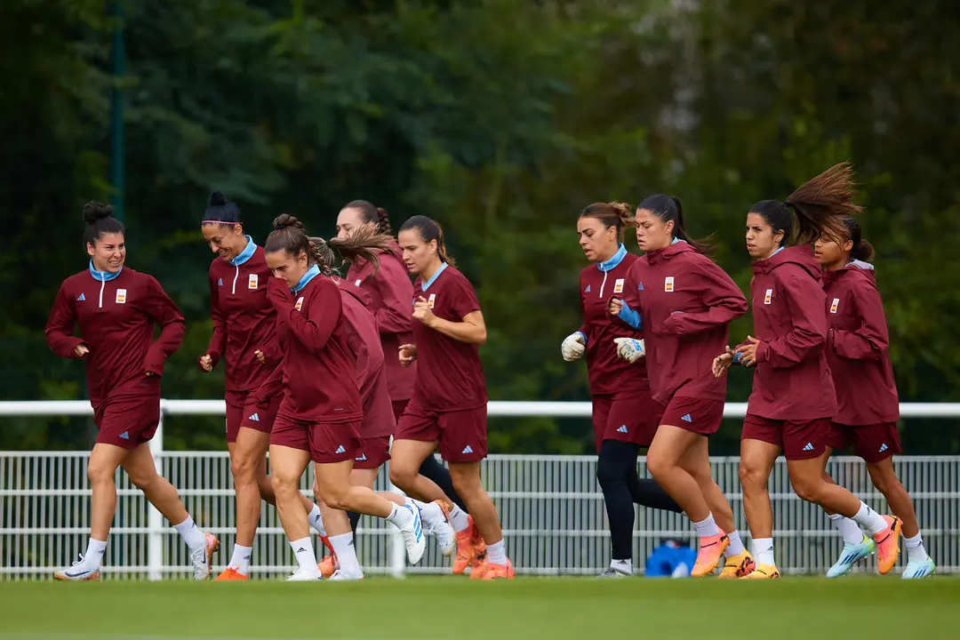 Las jugadoras de la selecci&oacute;n nacional de f&uacute;tbol femenino durante el entrenamiento que el combinado nacional lleva a cabo este viernes en Nantes, en el marco de los Juegos Ol&iacute;mpicos de Par&iacute;s 2024. EFE/ RFEF/David Aliaga/SOLO USO EDITORIAL/SOLO DISPONIBLE PARA ILUSTRAR LA NOTICIA QUE ACOMPA&Ntilde;A (CR&Eacute;DITO OBLIGATORIO)
