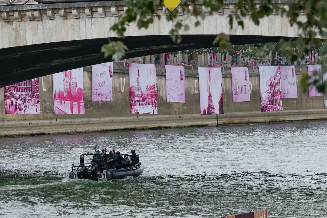 Fuerzas de seguridad patrullan a lo largo del r&iacute;o Sena antes del inicio de la ceremonia de inauguraci&oacute;n de los Juegos Ol&iacute;mpicos de Par&iacute;s 2024, este viernes en la capital francesa. EFE/Julio Mu&ntilde;oz