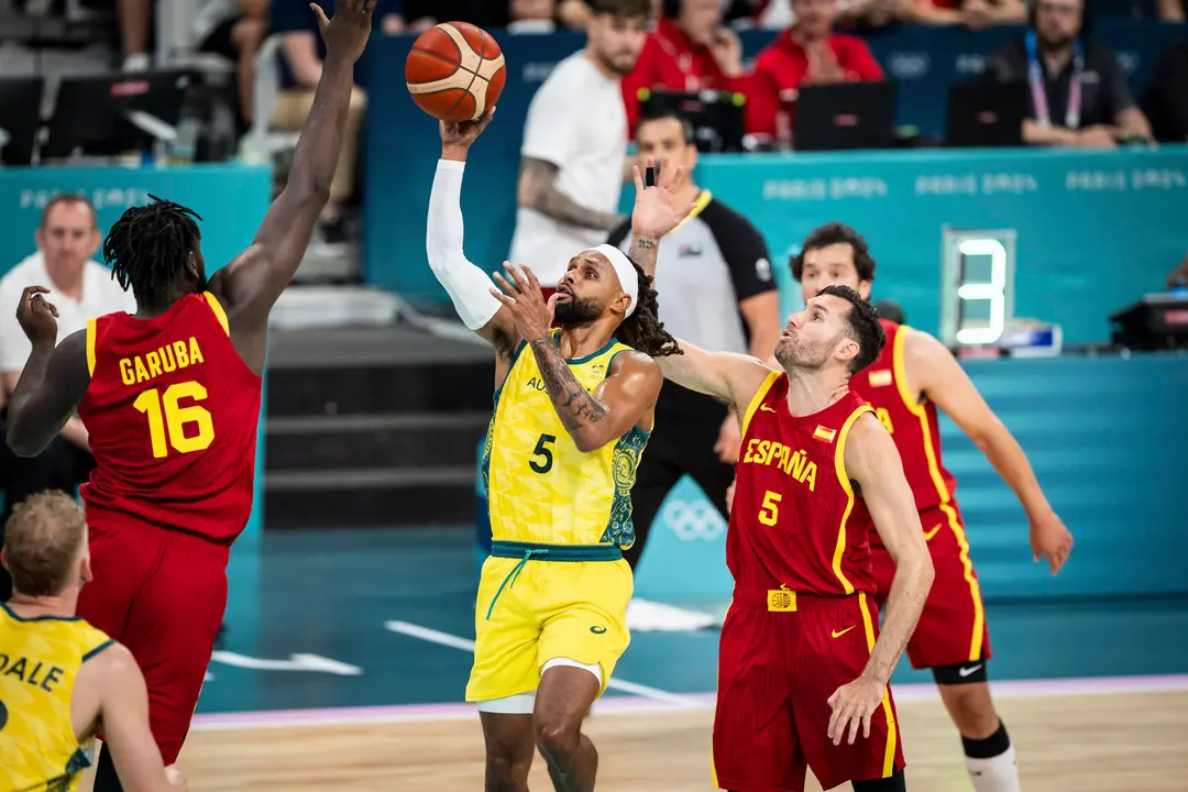 - Rudy Fern&aacute;ndez, (d), capit&aacute;n de la Selecci&oacute;n espa&ntilde;ola, se convirti&oacute; este s&aacute;bado, en el primer baloncestista de la historia en participar en seis Juegos Ol&iacute;mpicos. EFE/FIBA/Talel Nacer -SOLO USO EDITORIAL/SOLO DISPONIBLE PARA ILUSTRAR LA NOTICIA QUE ACOMPA&Ntilde;A
