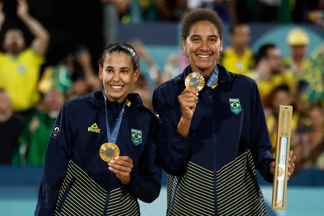 Ana Patricia Silva Ramos (d) y Eduara Santos Lisboa 'Duda' fueon registradas este viernes, 9 de agosto, al posar con sus medallas de oro del voleibol de playa femenino de los Juegos Ol&iacute;mpicos 2024, a los pies de la Torre Eiffel, en Par&iacute;s (Francia). EFE/Yoan Valat
