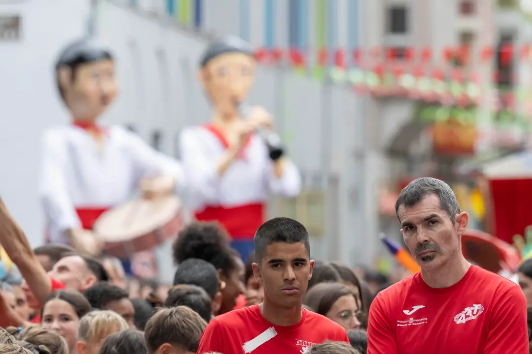 GRAF701. TORRELAVEGA, 18/08/2024.- El atleta Mohamed Attaui (i) durante el desfile de la Gala Floral, acompa&ntilde;ado por todos los miembros de la Escuela Deportiva Municipal de Atletismo, este domingo en la ciudad c&aacute;ntabra de Torrelavega. EFE/Pedro Puente Hoyos