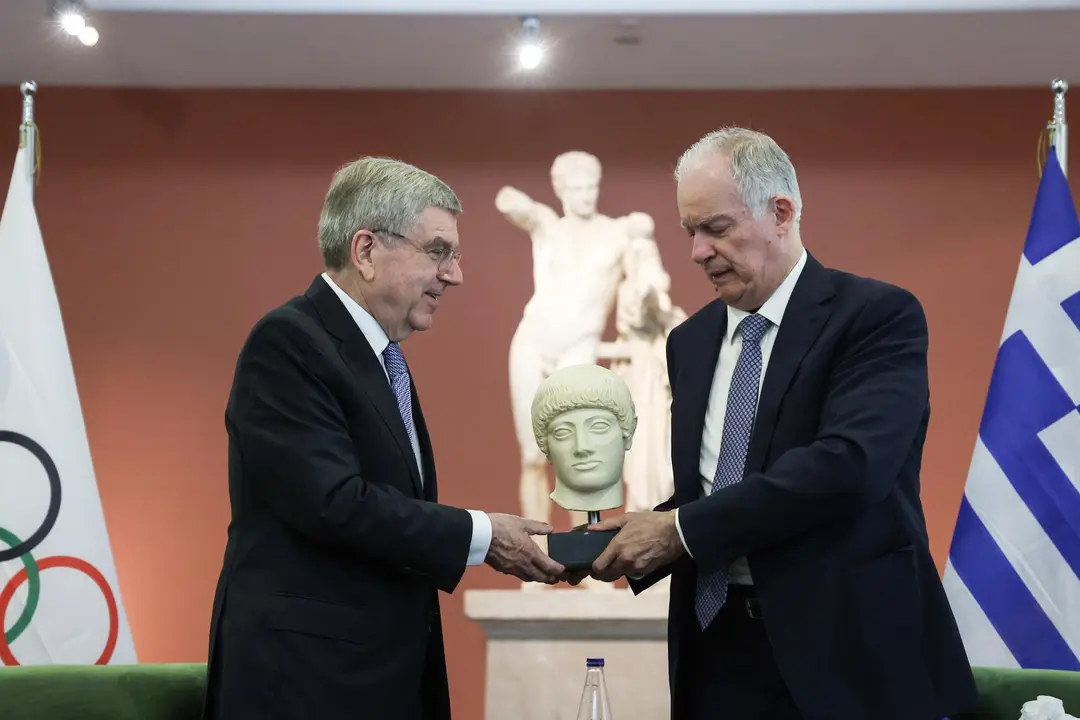 Una foto cedida por la Oficina Presidencial Griega que muestra al presidente de Grecia, Konstantinos Tasoulas (der. y al presidente del Comit&eacute; Ol&iacute;mpico Internacional (COI), Thomas Bach (izq.), intercambiando regalos. EFE/EPA/THEODOR MANOLOPOULOS / GREEK PRESIDENTIAL OFFICE