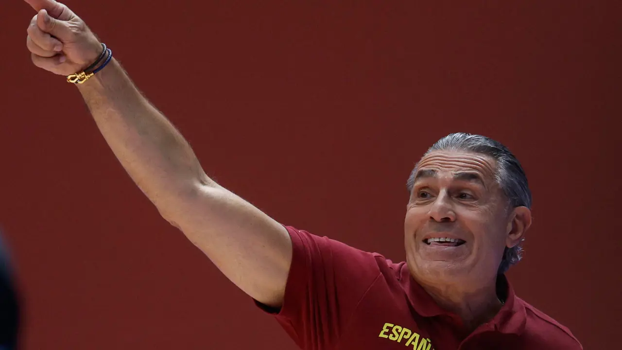 El entrenador de la selecci&oacute;n espa&ntilde;ola de baloncesto, Sergio Scariolo, durante la final del preol&iacute;mpico que Espa&ntilde;a y Bahamas disputaron en Valencia. EFE/Kai Forsterling
