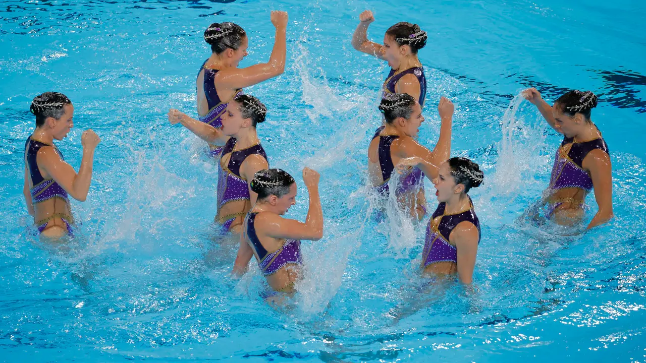 El equipo de Espa&ntilde;a compite en la prueba de rutina libre por equipos de Nataci&oacute;n Art&iacute;stica de los Juegos Ol&iacute;mpicos Par&iacute;s 2024, este martes, en el centro acu&aacute;tico en Saint-Denis, Francia. EFE/ Lavandeira Jr