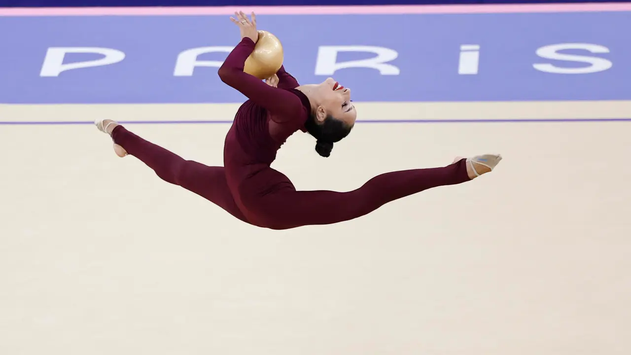 La gimnasta espa&ntilde;ola Alba Bautista ejecuta su rutina de pelota en la fase clasificatoria del concurso completo individual de gimnasia r&iacute;tmica de los Juegos Ol&iacute;mpicos de Par&iacute;s 2024. EFE/ Sashenka Guti&eacute;rrez