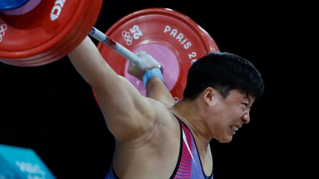 El chino Huanhua Liu levant&oacute; 406 kilos, 186 en arrancada y 220 en dos tiempos en el South Paris Arena en Paris, Francia. EFE/EPA/MAST IRHAM