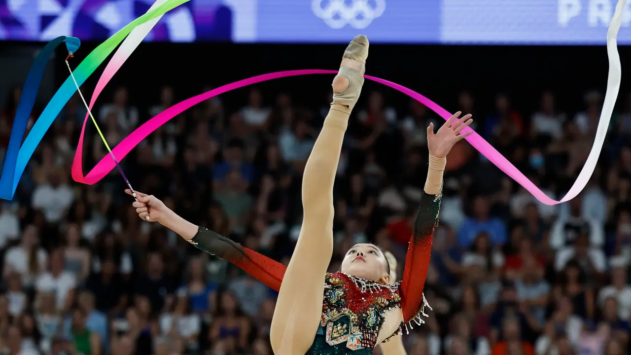 Las gimnastas del equipo chino compiten en la final del concurso completo por equipos de gimnasia r&iacute;tmica en la capital gala, este s&aacute;bado. EFE/Sashenka Guti&eacute;rrez