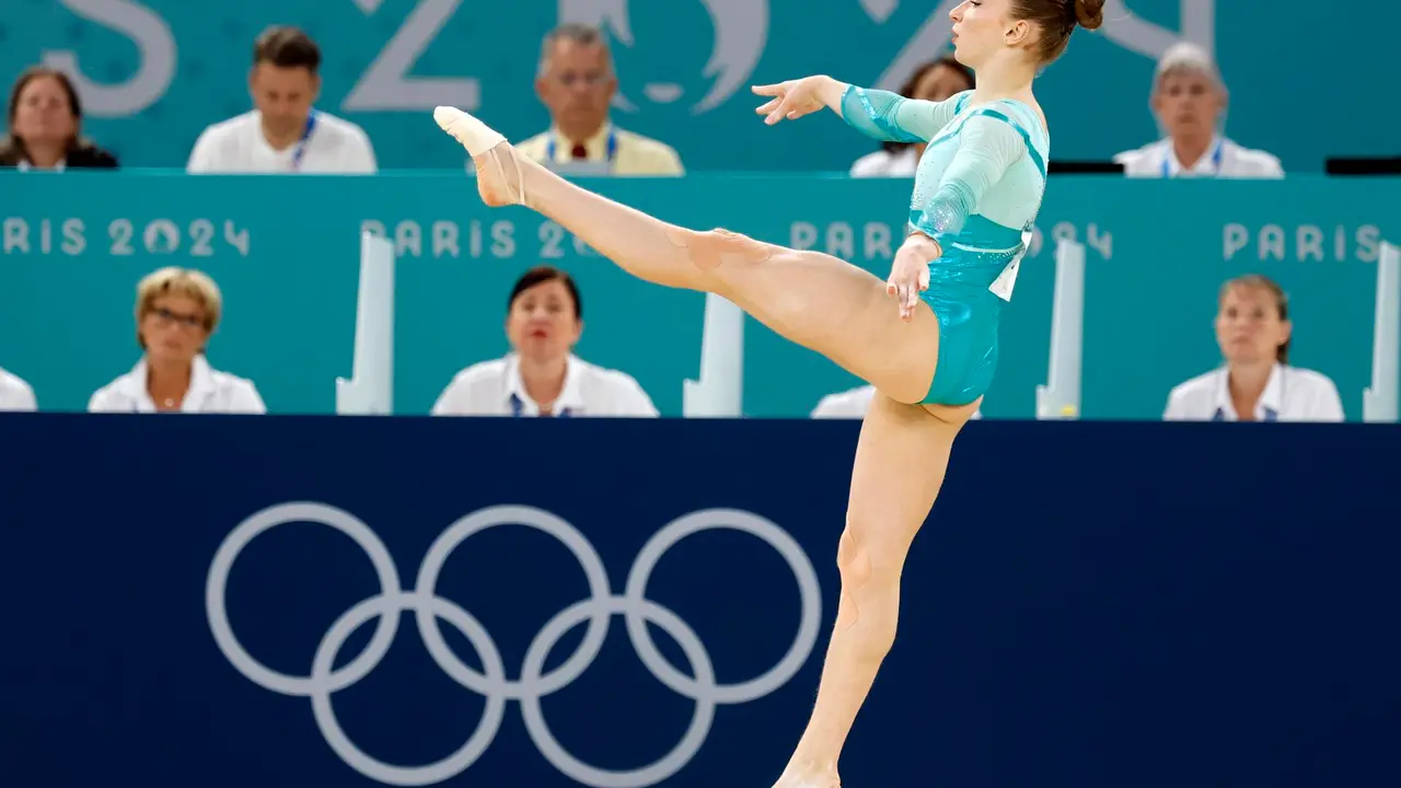 La gimnasta rumana Ana Barbosu en el Bercy Arena en Paris, Francia. EFE/EPA/CAROLINE BREHMAN