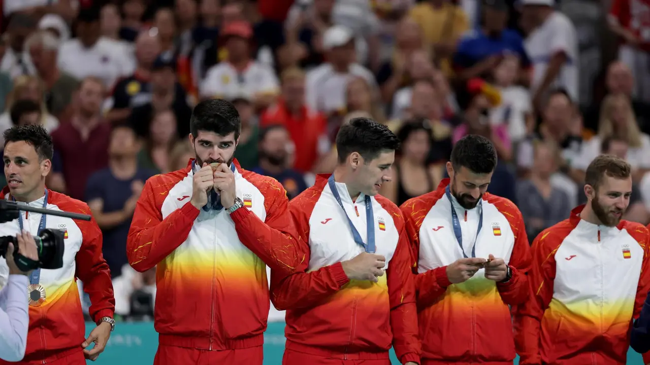 Los jugadores de Espa&ntilde;a observan la medalla de bronce. EFE/EPA/ALEX PLAVEVSKI