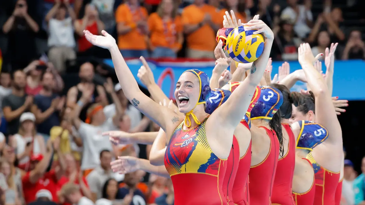 Las jugadoras de la selecci&oacute;n femenina espa&ntilde;ola de waterpolo celebran el oro ol&iacute;mpico. EFE/Lavandeira Jr.