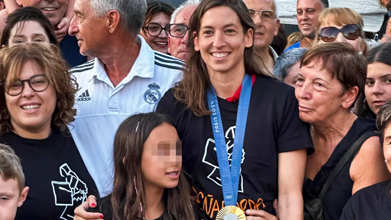 PE&Ntilde;APARDA (SALAMANCA), 12/08/2024.- La localidad salmantina de Pe&ntilde;aparda recibe y homenajea hoy lunes a Laura Ester (c), reciente campeona ol&iacute;mpica en Par&iacute;s con la selecci&oacute;n de waterpolo. EFE/JMGARCIA