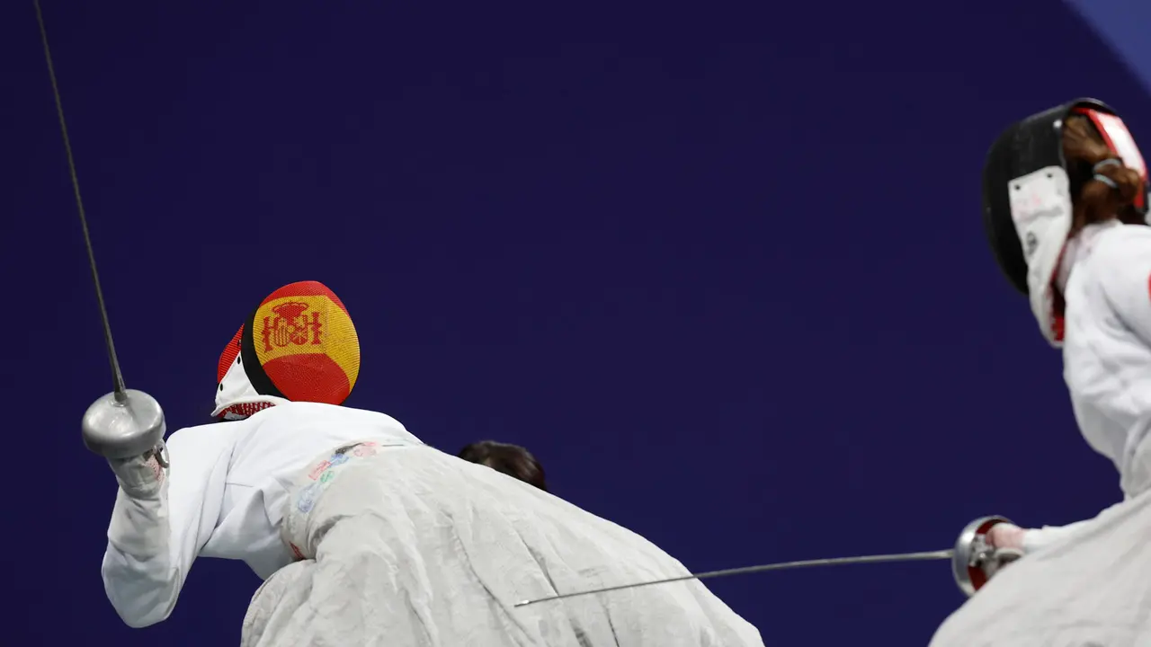 La esgrimista espa&ntilde;ola Judith Rodr&iacute;guez (i) se enfrenta a la china Yuandong Chen durante su combate clasificatorio de espada de esgrima categor&iacute;a A de los Juegos Paral&iacute;mpicos de Par&iacute;s 2024. EFE/ Javier Etxezarreta