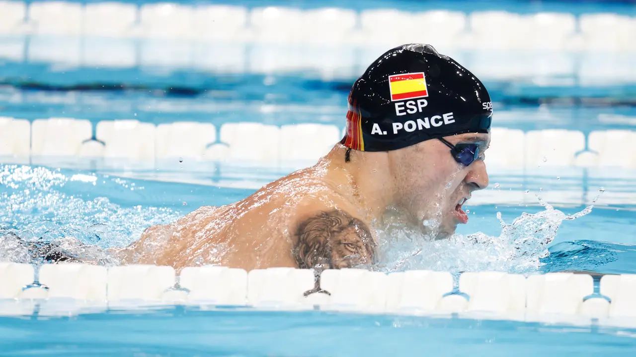 El nadador espa&ntilde;ol Antonio Ponce compite en la prueba de 100m braza en los Juegos Paral&iacute;mpicos Par&iacute;s 2024, este domingo en la capital francesa. EFE/ Javier Etxezarreta