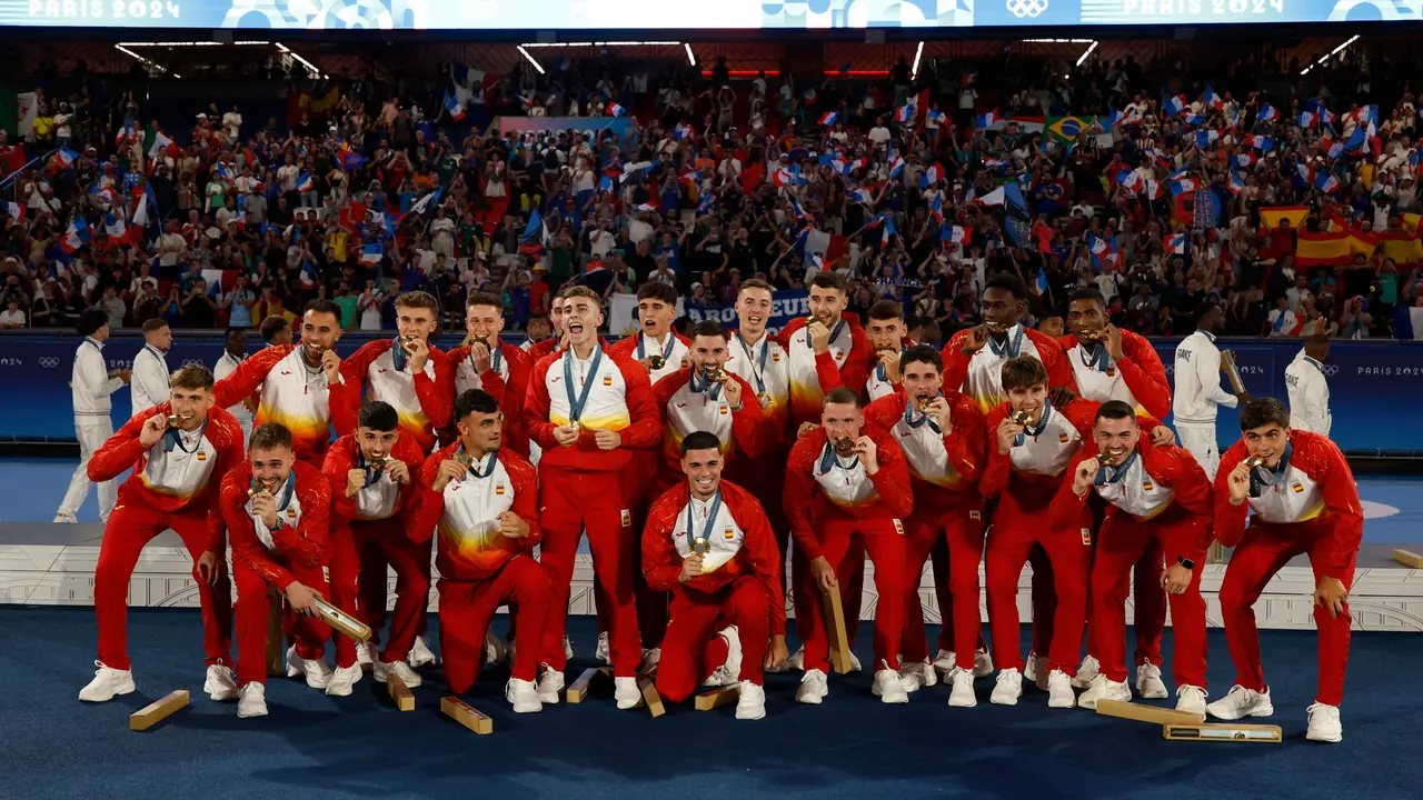 Los jugadores espa&ntilde;oles posan con la medalla de oro conseguida en la final de f&uacute;tbol masculino de los Juegos Ol&iacute;mpicos de Par&iacute;s 2024, en una foto de archivo. EFE/ Juanjo Martin