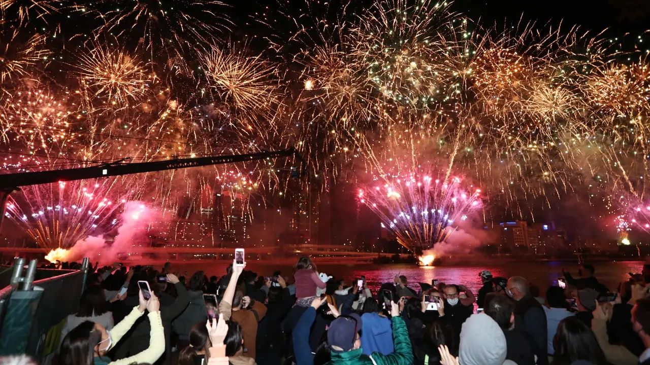 Celebraciones en Brisbane tras el anuncio, el 21 de julio d 2021, de que la ciudad australiana organizar&aacute; los Juegos Ol&iacute;mpicos de 2032. EFE/EPA/JASON O'BRIEN